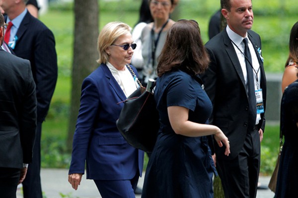 Bà Clinton đến dự sự kiện tại Đài Tưởng niệm Quốc gia 11/9 ở New York. Ảnh:Reuters.