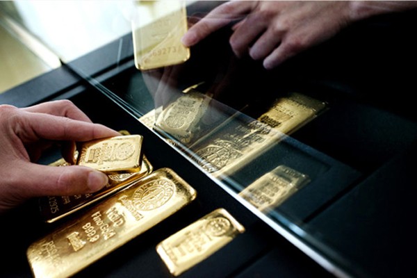 Giá vàng thế giới đang chinh phục lại mốc 1.330 USD. Ảnh: Bloomberg.
