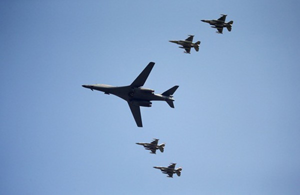 Một trong hai máy bay ném bom B-1 và 4 chiến đấu cơ F-15K sáng nay bay trên căn cứ không quân Osan. Ảnh: Reuters