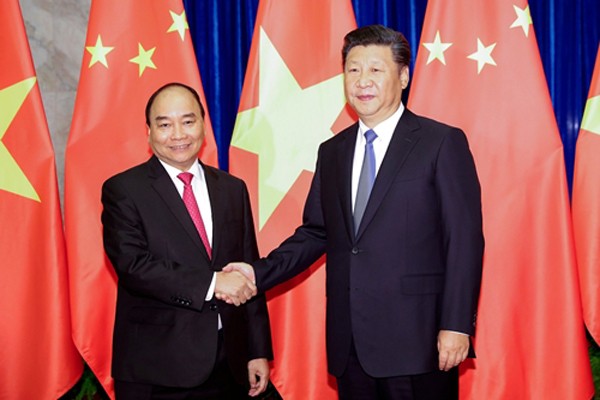 Thủ tướng Nguyễn Xuân Phúc bắt tay Chủ tịch Trung Quốc Tập Cận Bình tại Đại lễ đường Nhân dân, thủ đô Bắc Kinh, ngày 13/9. Ảnh: Reuters.