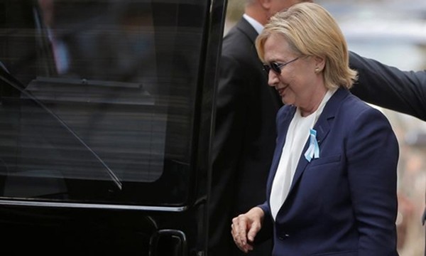 Bà Hillary Clinton ra về sớm lễ tưởng niệm vụ 11/9 . Ảnh: Reuters