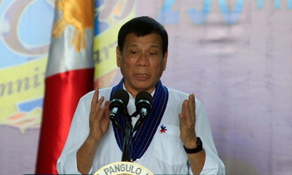 Tổng thống Philippines Rodrigo Duterte phát biểu tại căn cứ không quân Villamor, thành phố Pasay, ngày 13/9. Ảnh: Reuters.