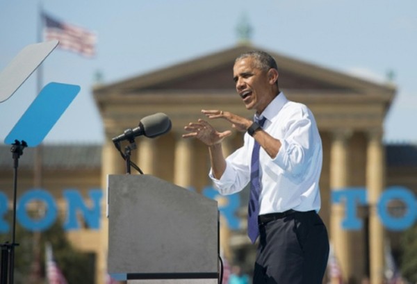 Ông Obama hôm 13/9 phát biểu trong chiến dịch vận động tranh cử của bà Clinton ở Philadelphia. Ảnh: AFP