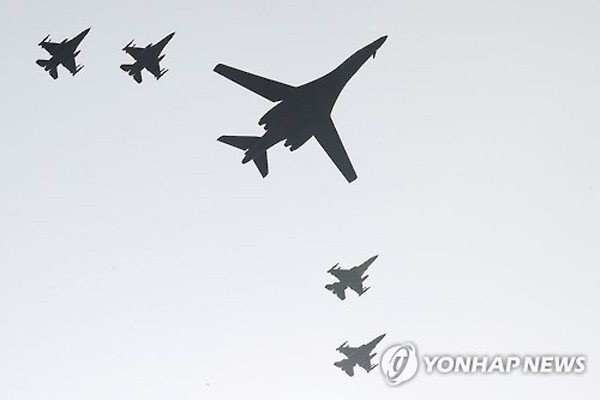 Một trong hai máy bay B-1B Lancer của Mỹ và 4 chiến đấu cơ F-15K Hàn Quốc hôm qua bay trên căn cứ không quân Osan, phía nam Seoul. Ảnh: Yonhap