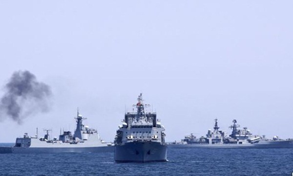 Hải quân Nga và Trung Quốc trong một cuộc tập trận chung tại biển Hoa Đông năm 2014. Ảnh: Reuters.