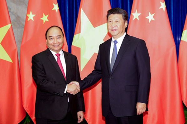 Thủ tướng Nguyễn Xuân Phúc bắt tay Chủ tịch Trung Quốc Tập Cận Bình tại Bắc Kinh ngày 13/9. Ảnh: Reuters