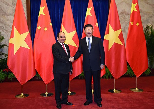 Chủ tịch Trung Quốc Tập Cận Bình đón Thủ tướng Nguyễn Xuân Phúc tại Đại lễ đường nhân dân Bắc Kinh.