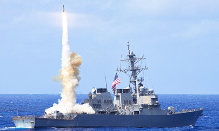 Tàu chiến Mỹ phóng tên lửa SM-6 diệt tên lửa địch. Ảnh: US Navy