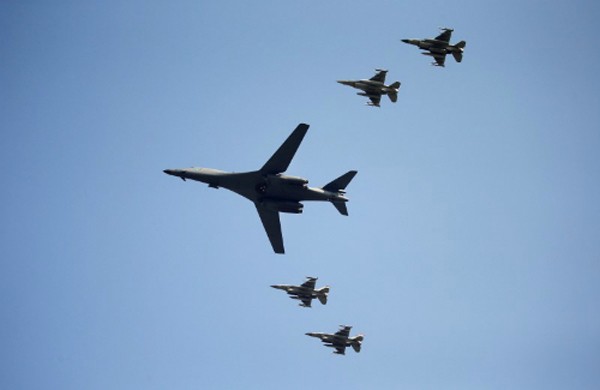 Máy bay ném bom B-1 của Mỹ cùng 4 tiêm kích bay trên bán đảo Triều Tiên. Ảnh:Reuters