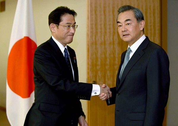 Ngoại trưởng Nhật Bản Fumio Kishida (trái) bắt tay người đồng cấp Trung Quốc Vương Nghị trong cuộc gặp ngày 24/8 tại Tokyo. Ảnh: Reuters.
