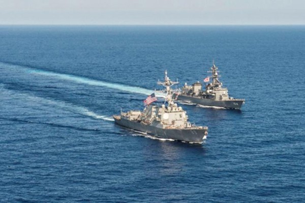 Hai tàu chiến Mỹ và Nhật Bản trong cuộc tập trận chung trên Biển Đông hồi năm ngoái. Ảnh: Reuters