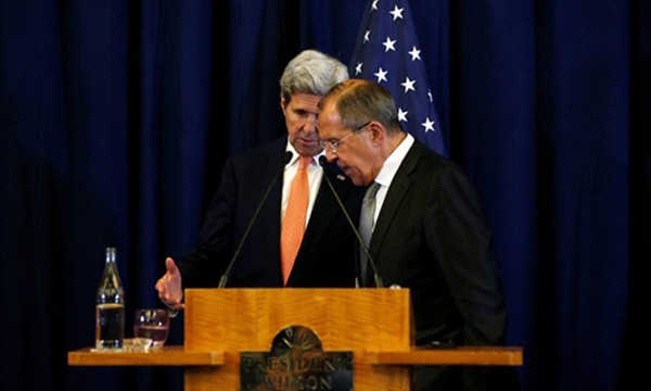 Ngoại trưởng Mỹ John Kerry (trái) trao đổi với người đồng cấp Nga Sergey Lavrov tại cuộc họp báo chung ở Geneva hôm 9/9. Ảnh:Reuters