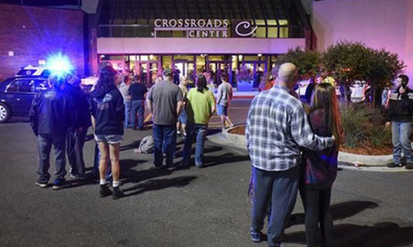 Người dân đứng ngoài trung tâm mua sắm Crossroads Center, thành phố St. Cloud, bang Minnesota, ngày 17/9. Ảnh: AP