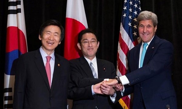 Từ trái qua, Ngoại trưởng Hàn QuốcYun Byung-se, Ngoại trưởng Nhật BảnFumio Kishida và Ngoại trưởng Mỹ John Kerry hôm qua gặp mặt tại New York, Mỹ. Ảnh:Reuters