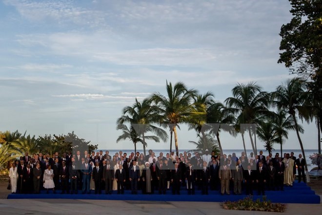 Đại diện các nước tham dự chụp ảnh chung tại hội nghị. (Nguồn: EPA/TTXVN)