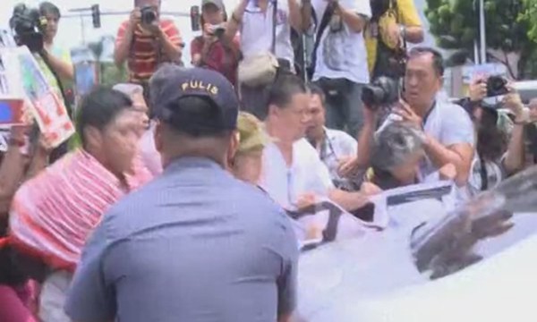 Nhóm cánh tả Philippines đụng độ với cảnh sát ở gần khu vực đại sứ quán Mỹ tại Manila. Ảnh:Xinhua.