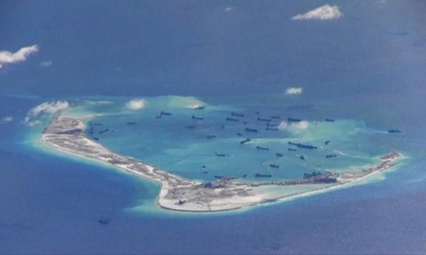 Các tàu nạo vét Trung Quốc hoạt động phi pháp tại đá Vành Khăn thuộc quần đảo Trường Sa trên Biển Đông ngày 21/5/2015. Ảnh: Reuters.