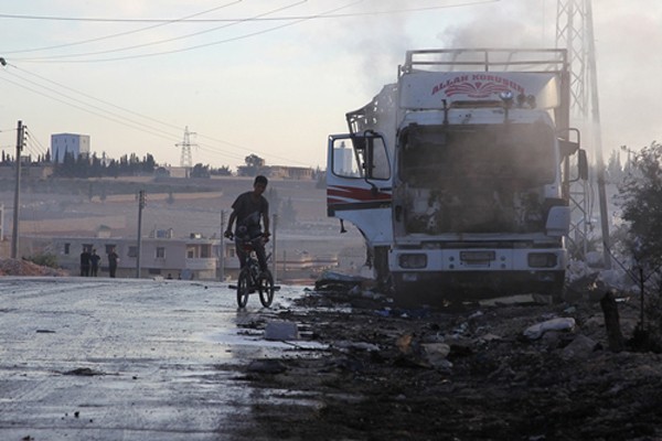 Một xe tải chở hàng cứu trợ của Liên Hợp Quốc bị hư hại. Ảnh:Reuters.