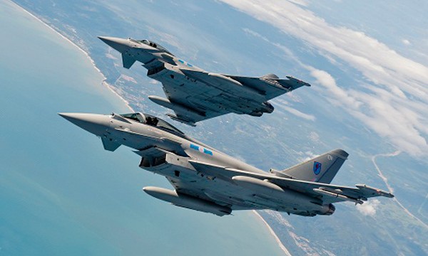 Hai tiêm kích Typhoon của không quân Hoàng gia Anh. Ảnh: Choualbox