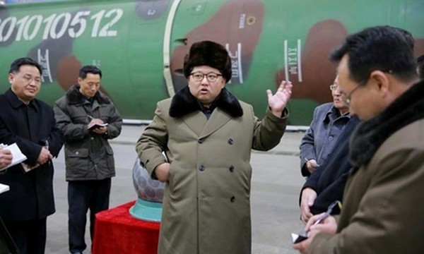 Nhà lãnh đạo Triều Tiên Kim Jong-un gặp các nhà khoa học và kỹ thuật nghiên cứu vũ khí hạt nhân ở Bình Nhưỡng. Ảnh: Reuters/KCNA.