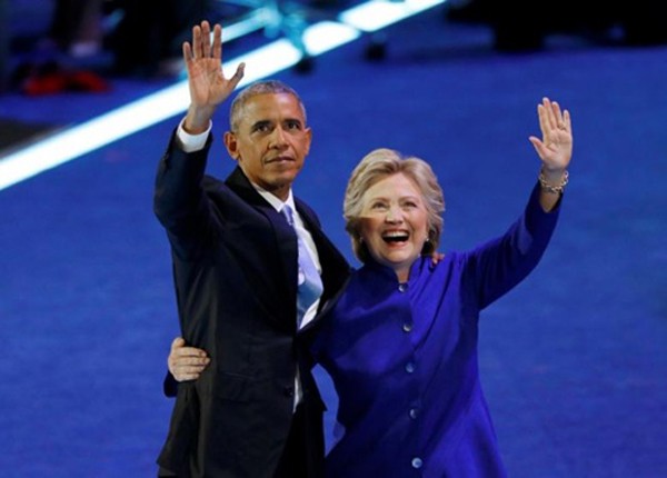 Tổng thống Mỹ Barack Obama và ứng viên tổng thống đảng Dân chủ Hillary Clinton tại đại hội toàn quốc đảng Dân chủ ngày 27/7 ở Philadelphia, Pennsylvania. Ảnh:Reuters.