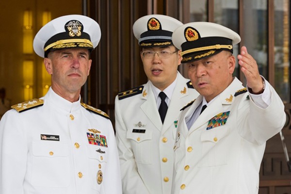 Đô đốc John Richardson (trái), Tham mưu trưởng Hải quân Mỹ, và người đồng cấp Trung Quốc, Đô đốc Ngô Thắng Lợi (phải), trong cuộc gặp ngày 18/7 ở Bắc Kinh. Ảnh: Reuters.
