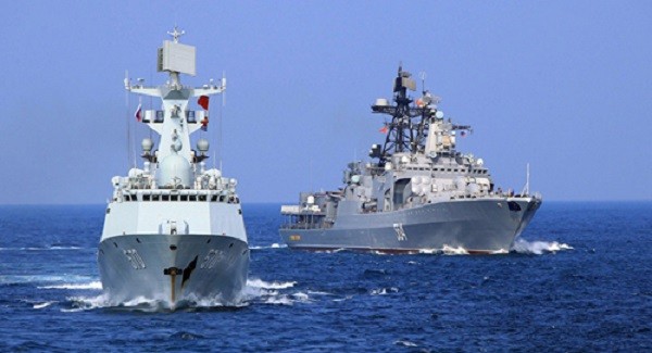 Tàu khu trục Trung Quốc (trái) và tàu Nga tham gia cuộc tập trận chung ở vùng Biển Đông ngoài khơi tỉnh Quảng Đông hôm 16/9. Ảnh: Xinhua