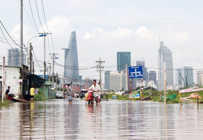 18 giờ sau trận mưa lịch sử, Sài Gòn vẫn chìm trong nước