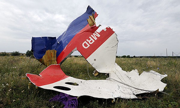 Một mảnh vỡ của chiếc máy bay MH17 bị bắn rơi ở đông Ukraine. Ảnh: AFP