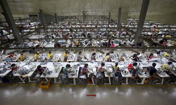 Các công nhân đang làm việc tại một nhà máy ở tỉnh Bắc Giang. Ảnh:Reuters.
