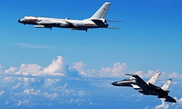 Máy bay ném bom H-6K của Trung Quốc (trên) và chiến đấu cơ Su-30 tập trận ở biển Hoa Đông. Ảnh:SCMP.