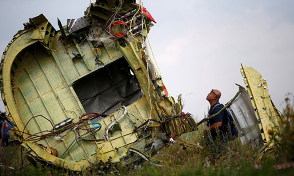 Hiện trường vụ rơi máy bay MH17. Ảnh: Reuters