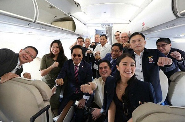 Phái đoàn Philippines selfie cùng Tổng thống trên chuyên cơ sang Việt Nam. Ảnh:Manila Bulletin News