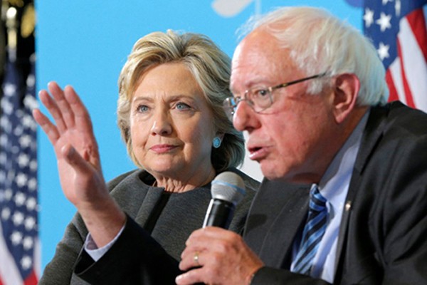 Bà Clinton và cựu đối thủ đảng Dân chủ Bernie Sanders tại trường đại học New Hampshire ở Durham, New Hampshire, hôm qua. Ảnh: Reuters
