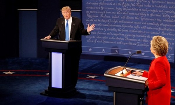 Hillary Clinton và Donald Trump trong cuộc tranh luận hôm 26/9. Ảnh:AFP