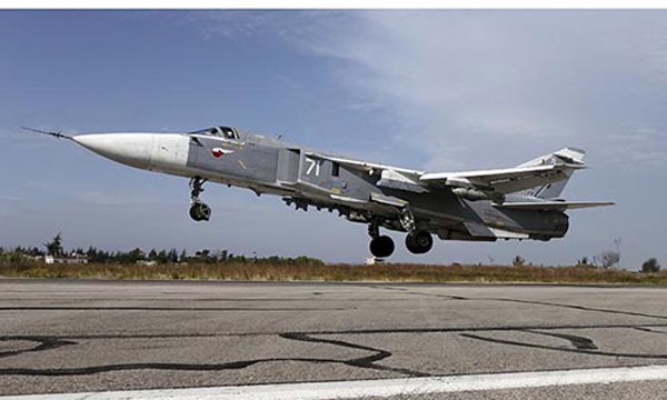 Một chiếc Su-24 của Nga tại căn cứ Hmeymim, Latakia, Syria, tháng 10/2015. Ảnh:Reuters