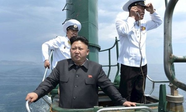 Nhà lãnh đạo Kim Jong-un trên tàu ngầm Triều Tiên. Ảnh: KCNA.