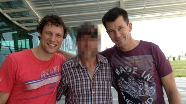Oerlemans (ngoài cùng bên trái) từng bị bắt cóc và bị thương tại Syria năm 2012 cùng phóng viên người Anh John Cantlie (ngoài cùng bên phải). Ảnh: BBC