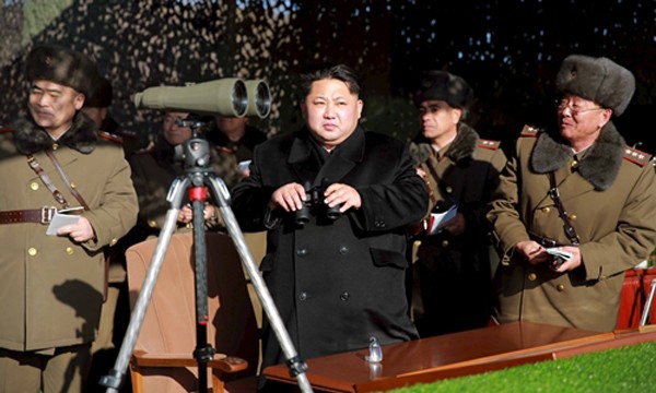 Nhà lãnh đạo Triều Tiên Kim Jong-un thị sát quân đội Triều Tiên tập trận. Ảnh:Japan Times.