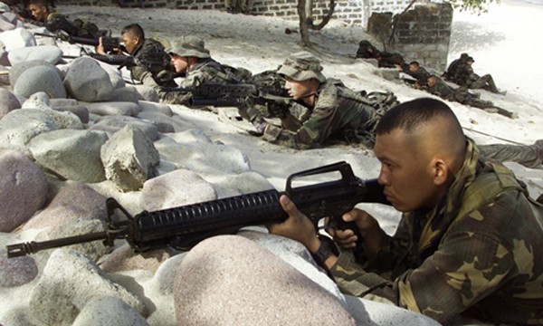 Lính thủy đánh bộ Mỹ và Philippines trong một cuộc tập trận chung năm 2013 ở tỉnh Cavite, phía nam thủ đô Manila. Ảnh: Reuters.