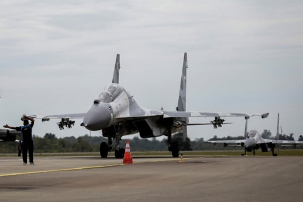 Chiến đấu cơ Sukhoi Indonesia hôm 3/10 hạ cánh xuống sân bay Hang Nadim, Batam, thuộc quần đảo Riau, sau khi huấn luyện cho cuộc tập trận quân sự. Ảnh:Reuters