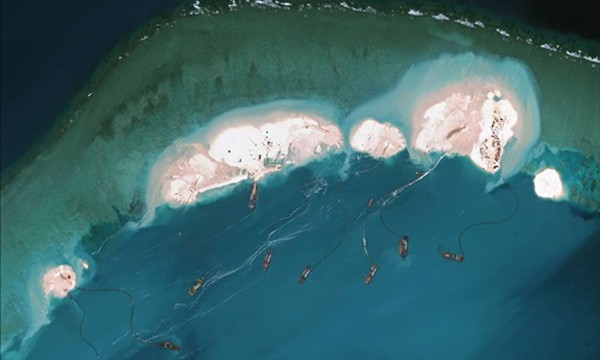 Hình ảnh vệ tinh cho thấy nhiều tàu Trung Quốc đang nạo hút cát tại đá Vành Khăn thuộc quần đảo Trường Sa của Việt Nam năm 2015. Ảnh: AFP