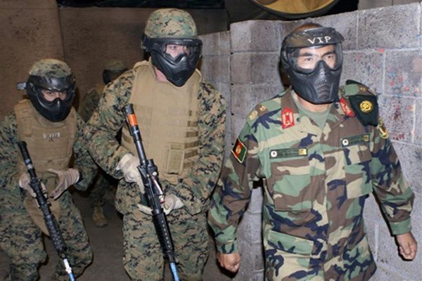 Binh sĩ Afghanistan tập luyện trong chuyến thăm căn cứ quân sự ở bang California, Mỹ năm 2010. Ảnh: Reuters