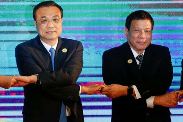 Thủ tướng Trung Quốc Lý Khắc Cường và Tổng thống Philippines Rodrigo Duterte chụp ảnh lưu niệm cùng các lãnh đạo tại hội nghị ASEAN+3 ở Vientiane, Lào, tháng trước. Ảnh: Reuters