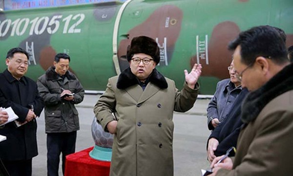 Nhà lãnh đạo Kim Jong-un trò chuyện với các nhà khoa học hạt nhân Triều Tiên. Ảnh:Reuters.