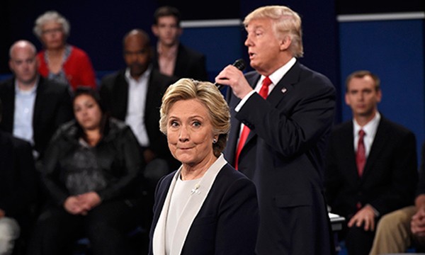 Bà Clinton và ông Trump trong cuộc tranh luận thứ hai. Ảnh: Reuters