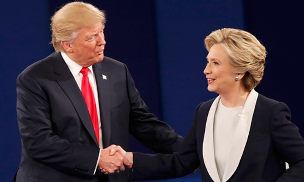 Donald Trump và Hillary Clinton bắt tay nhau khi cuộc tranh luận kết thúc. Ảnh:Reuters.
