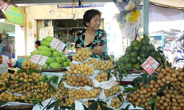 Trái cây Thái bán đầy chợ Việt. Ảnh: Hồng Châu.