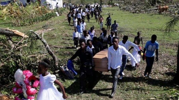 Haiti chôn nạn nhân bão Matthew, khi nước này quốc tang ba ngày. Ảnh: Reuters