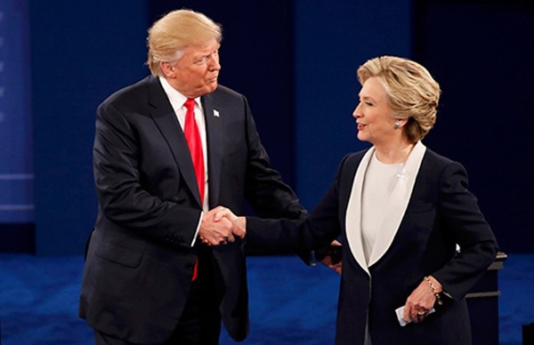 Ông Donald Trump và bà Hillary Clinton bắt tay sau khi phiên tranh luận kết thúc. Ảnh: Reuters